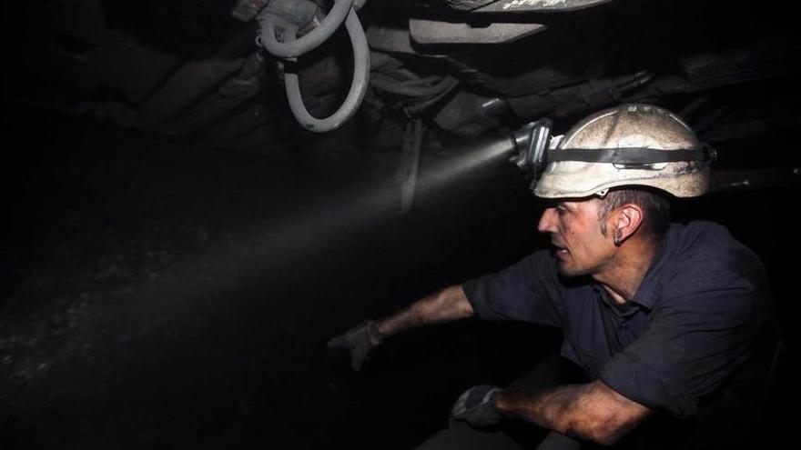 Un minero, trabajando en el interior del pozo Santiago, en Aller.