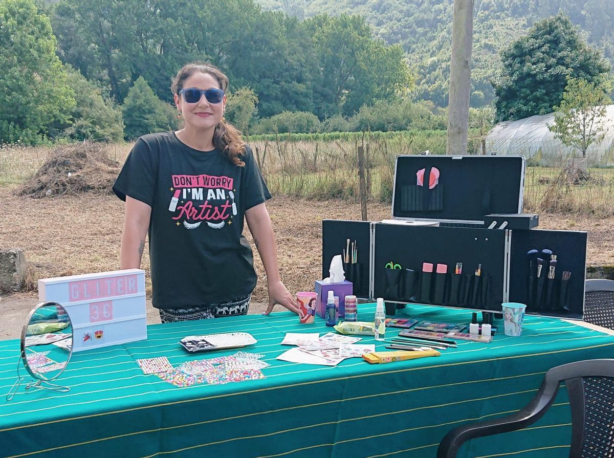 Sandra García en su puesto de maquillaje, el pasado verano.