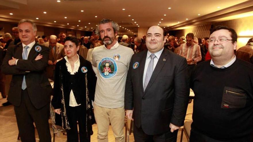 De izquierda a derecha, Juan Cepeda (FADE); Marta Pérez (Adaco); Santiago González-Alverú, editor de la revista &quot;Vivir Oviedo&quot;; Agustín Iglesias Caunedo y Luis Pacho, ayer, durante la presentación de la plataforma ciudadana. luisma murias