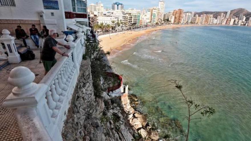 Mirador desde el que pudo caer la mujer fallecida ayer en Benidorm.