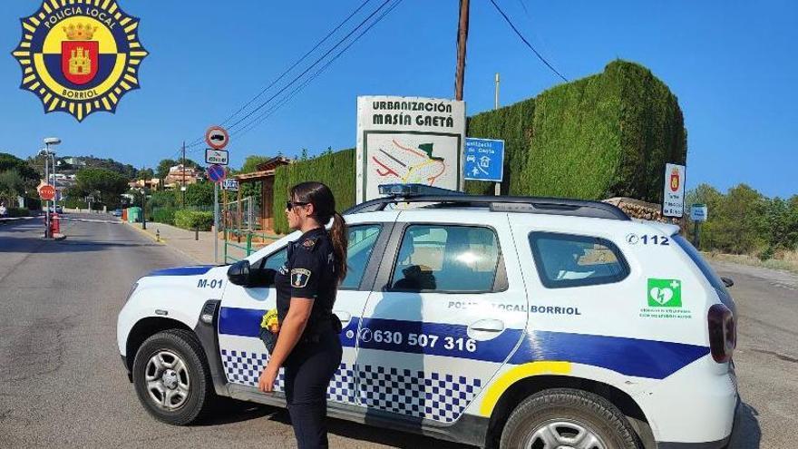 Una agente de la Policía Local de Borriol en la entrada a la urbanización Masía Gaeta donde sucedieron los hechos.