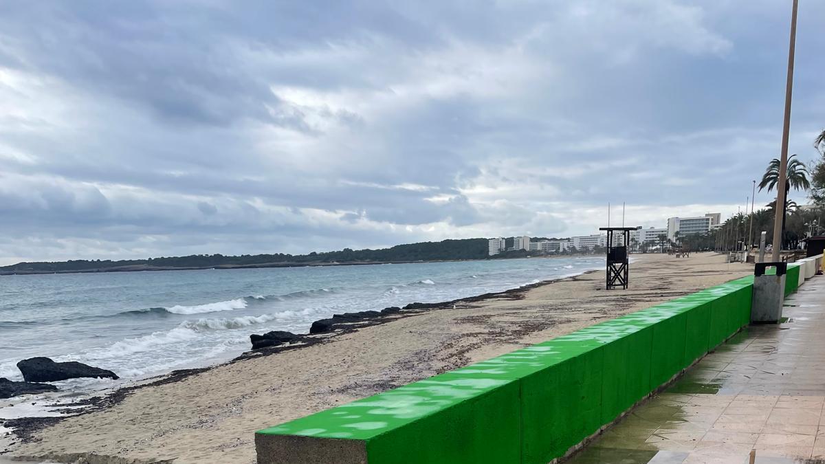 Imagen de la pintura verde de el muro de Cala Millor