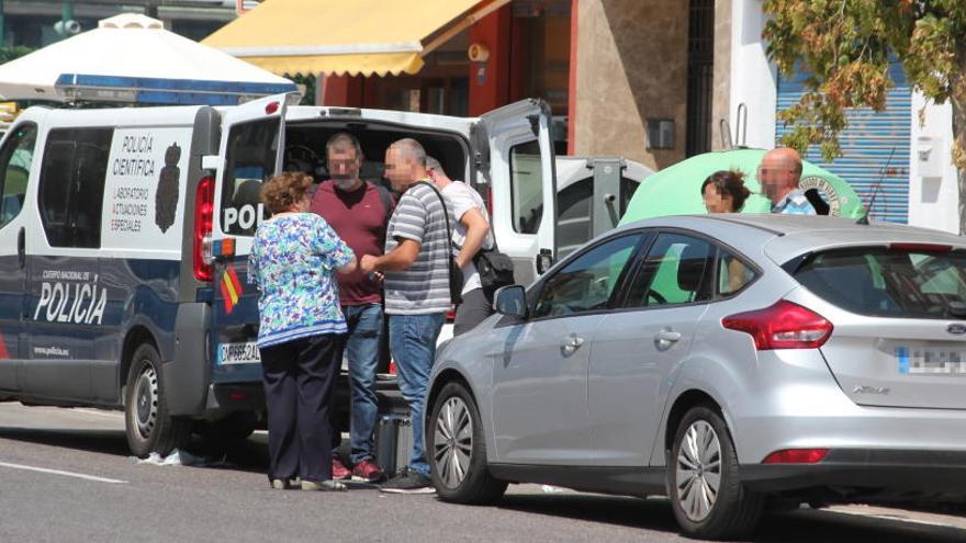 Agentes de la Policía Científica tras destaparse que se trataba de una muerte violenta.