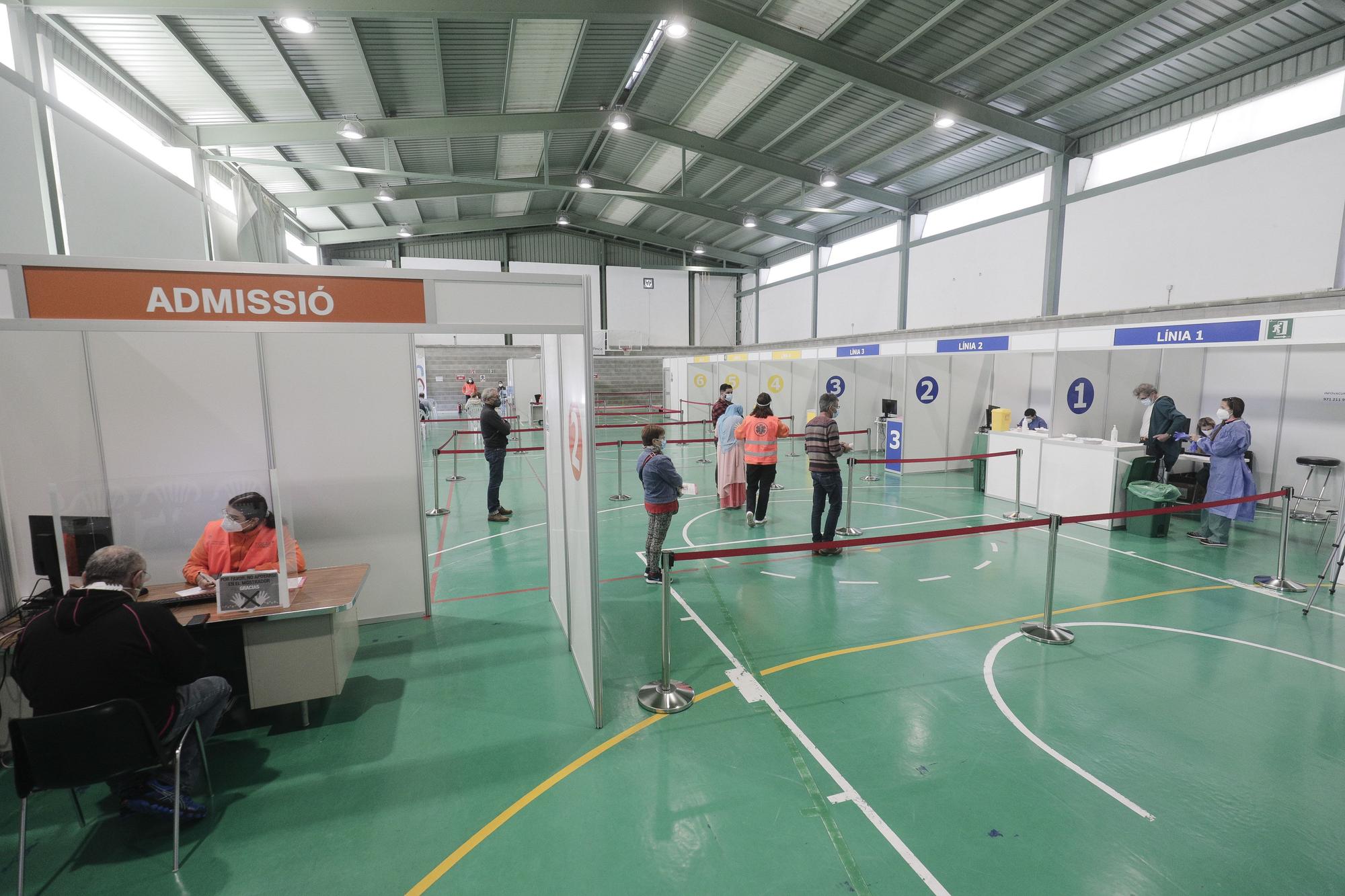 Francina Armengol visita el centro de vacunación ubicado en el polideportivo Mateu Cañellas de Inca