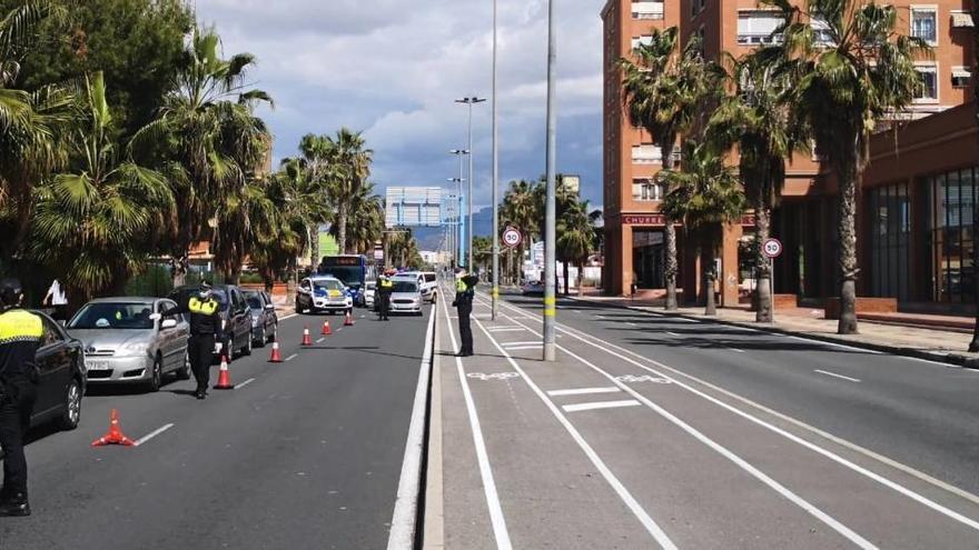 Uno de los controles realizados por la Policía Local de Alicante estos días.