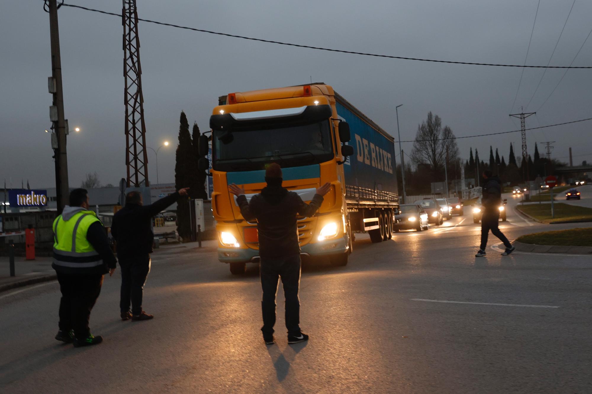 EN IMÁGENES: así está siendo el paro del transporte en Asturias