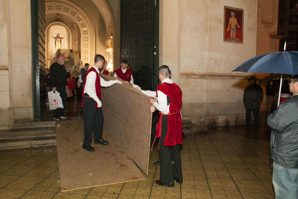 Las cofradías celebran actos en el interior de las parroquias y anulan las estaciones de penitencia