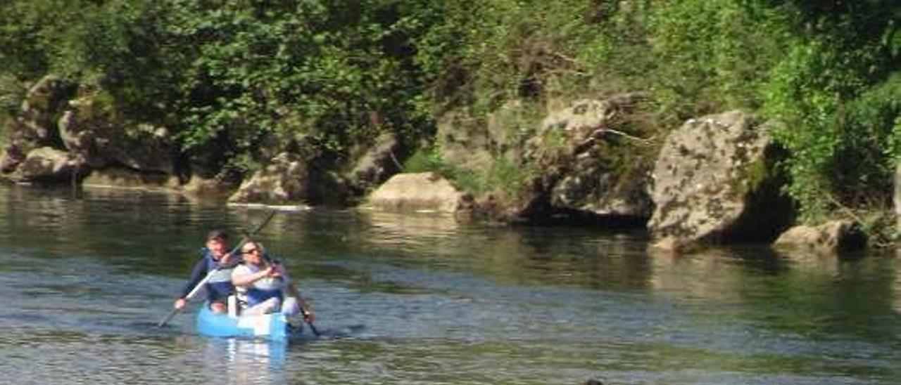 Canoístas en el Sella.