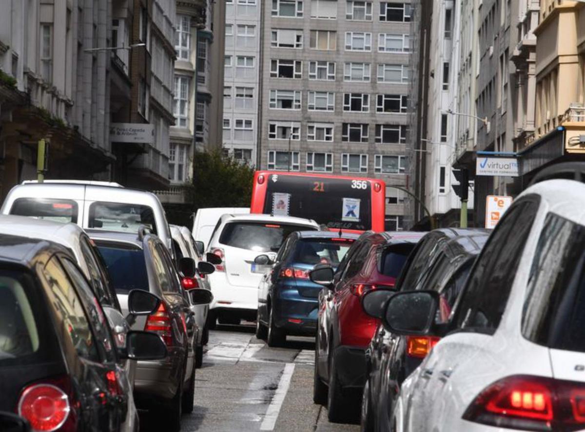 Os Mallos y O Castrillón, los puntos negros que más complican la conducción de los buses urbanos