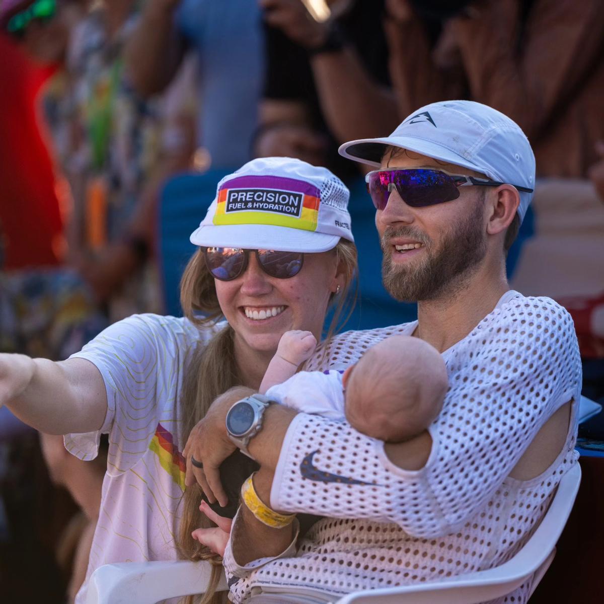 Caleb Olson, junto a su mujer y su hijo de dos meses, en la meta