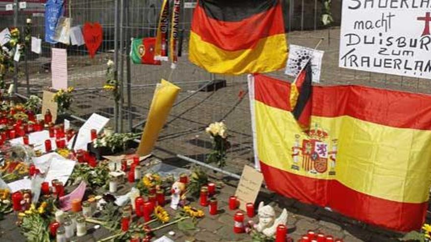 Velas y banderas recuerdan a las víctimas de la tragedia.