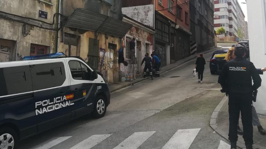 La Policía Nacional desaloja y tapia un edificio de Travesía de la Cerca, en O Castrillón