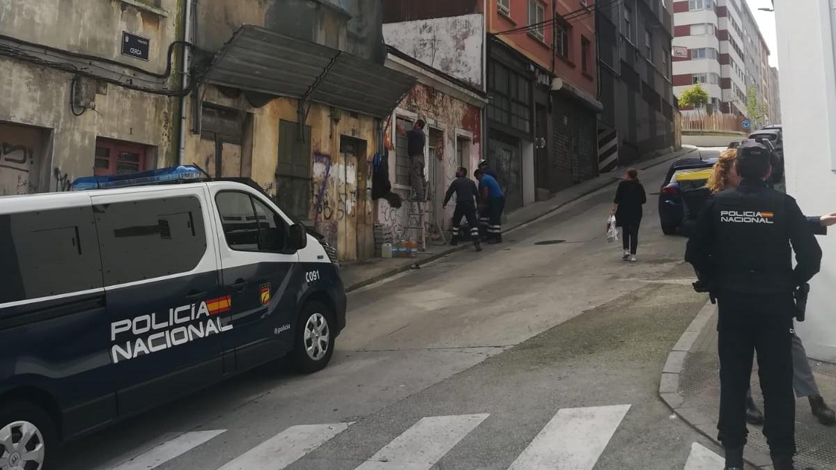 La Policía Nacional desaloja un edificio en O Castrillón.