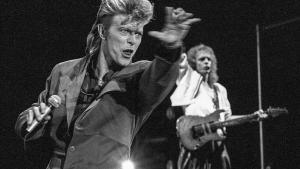 David Bowie, junto a Peter Frampton, en su actuación en el Miniestadi del FC Barcelona, en 1987 (’Glass spider tour’).