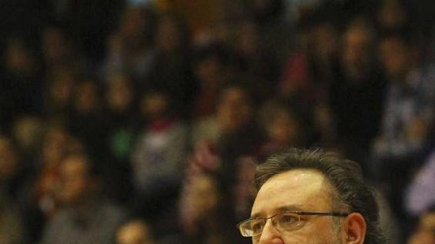 Juan de Mena, con cara de pocos amigos, en el partido de ayer.