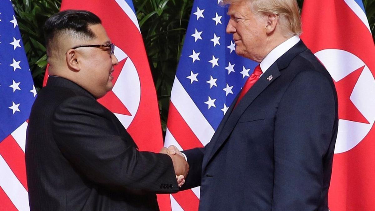 Fotografia de archivo fechada el 12 de junio de 2018  que muestra al presidente de Estados Unidos  Donald J  Trump  d   y al lider norcoreano  Kim Jong-un  i   mientras se dan la mano al comienzo de una cumbre historica en Singapur.