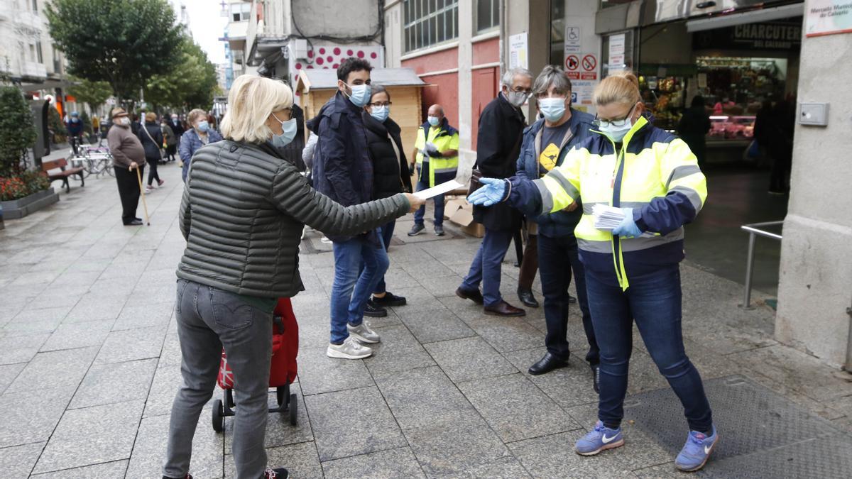 Reparto de mascarillas, en Vigo.