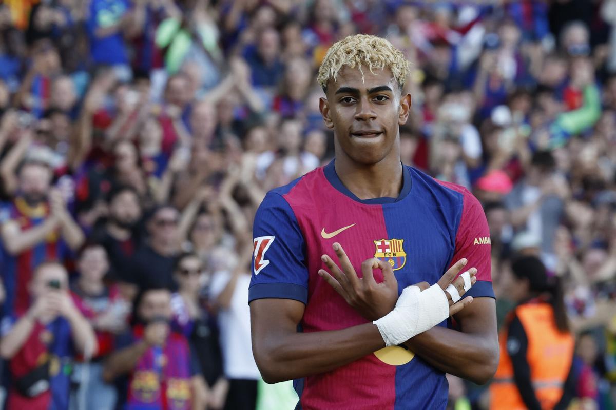 Lamine Yamal celebrates your team's first goal during LaLiga's game against Villarreal