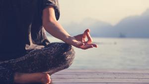 Mujer meditando, haciendo yoga, reflexión, meditación.
