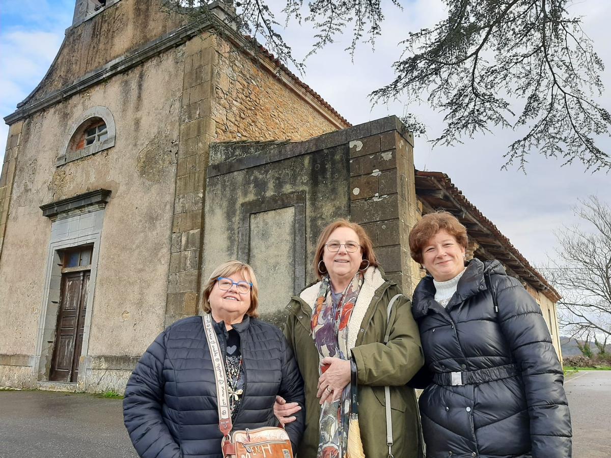 Por la izquierda, Carmina Álvarez, Azucena Pérez y Rosa García, ante la iglesia parroquial de Bonielles