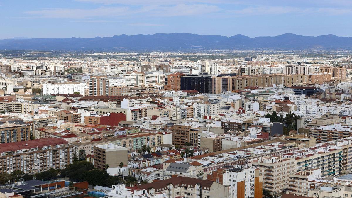 Edificios de viviendas en València, en una imagen captada desde la torre de Francia.