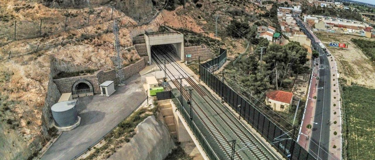 Imagen de la entrada norte del túnel del AVE en Callosa de Segura.  | TONY  SEVILLA