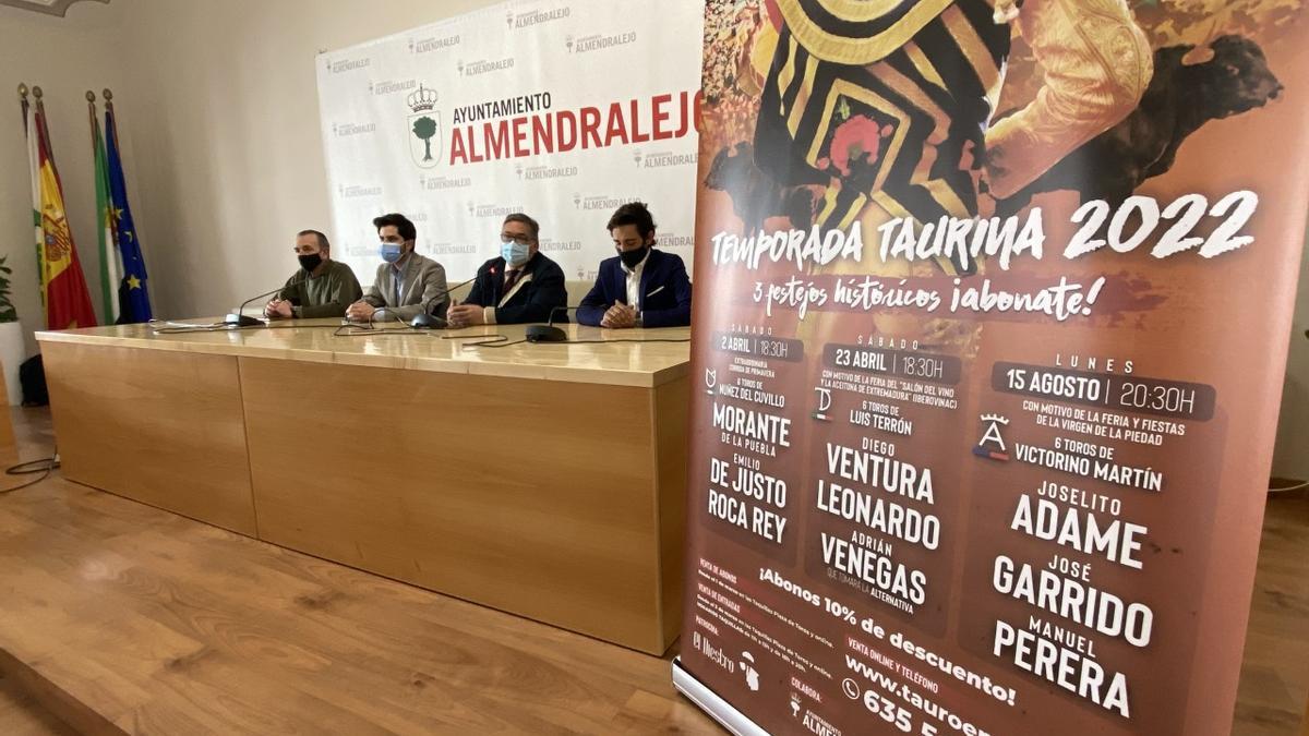 Momento de la presentación de la temporada taurina en Almendralejo en el salón de plenos del ayuntamiento.