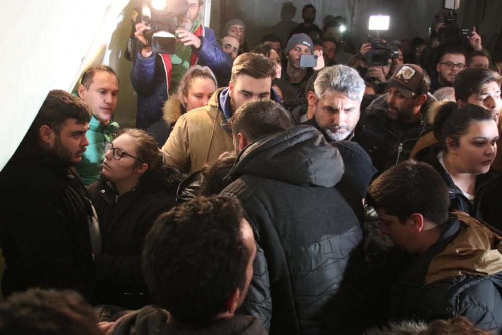 Los vecinos del pueblo dan su ánimo y apoyo a la familia del pequeño Julen, en las últimas y decisivas horas de su rescate. Unas 200 personas han cantado y rezado por el pequeño y por los mineros