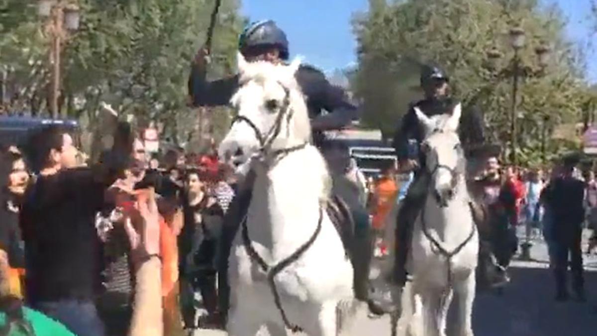 La policía escolta el bus de Hazte Oír y desaloja a caballo a quien protesta en Sevilla.
