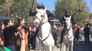 La policía escolta el bus de Hazte Oír y desaloja a caballo a quien protesta en Sevilla.