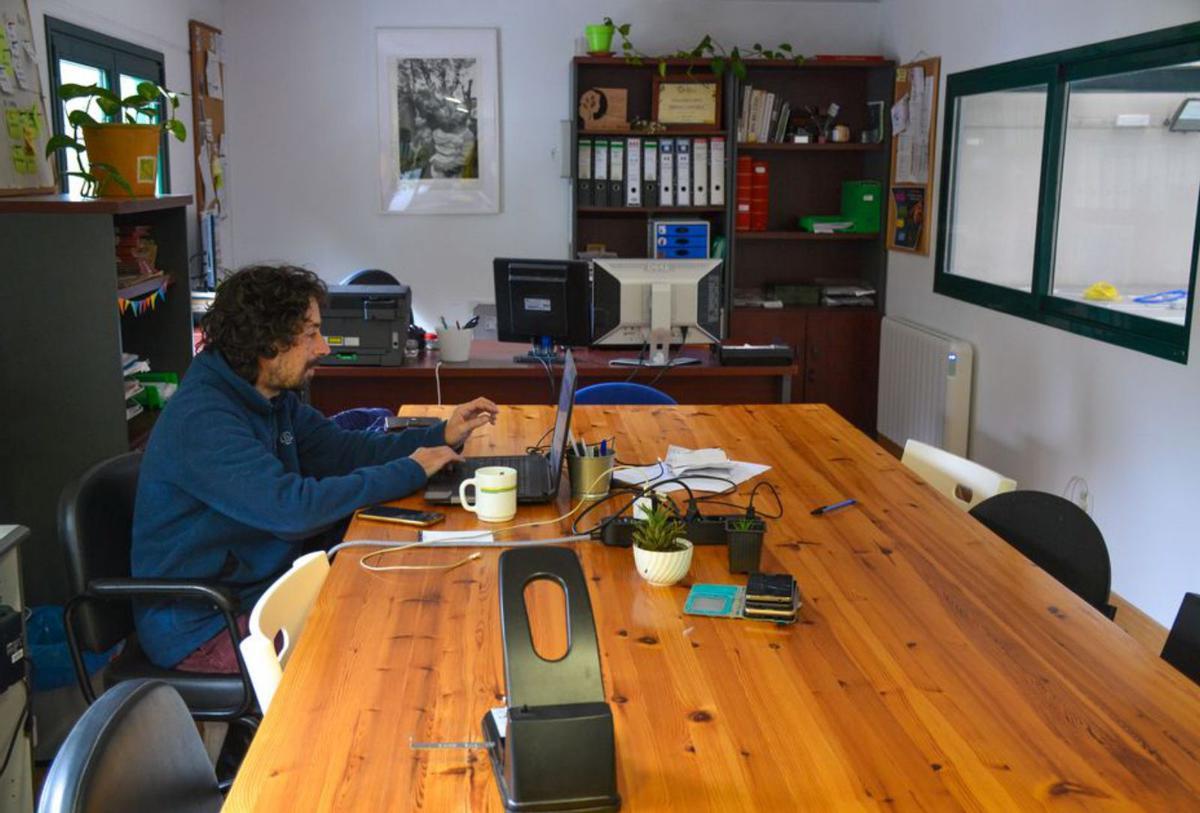 Nicolás García Fidalgo, trabajador de la cooperativa, en las oficinas. | A. P. P. 