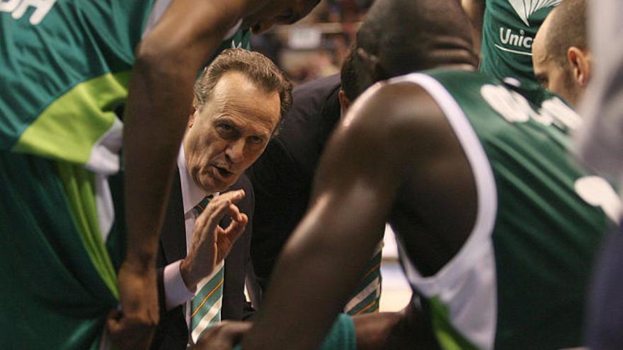 Con cabeza. El Unicaja, con brillantez y bajo la dirección de Aíto, midió y controló a la perfección cada pasito que dio.
