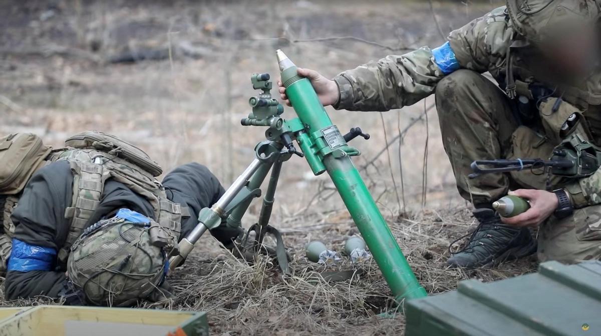 Soldados ucranianos se disponen a disparar un mortero.