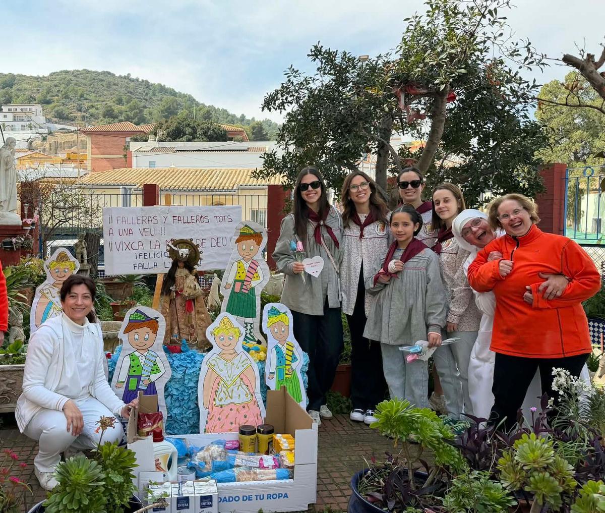 Las falleras mayores de L'Ambient en su visita para donar alimentos a la Residencia Segarra.