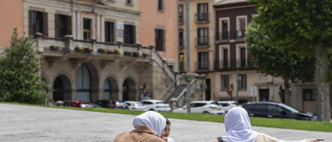 Dos mujeres frente al Ayuntamiento de Ripoll