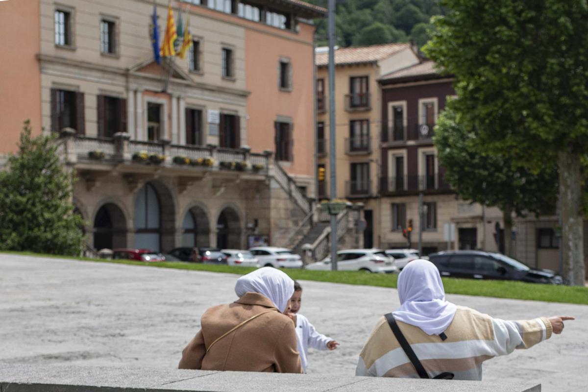 Dos mujeres frente al Ayuntamiento de Ripoll
