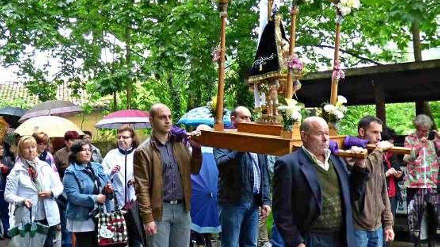 Una procesión en Pueyes.