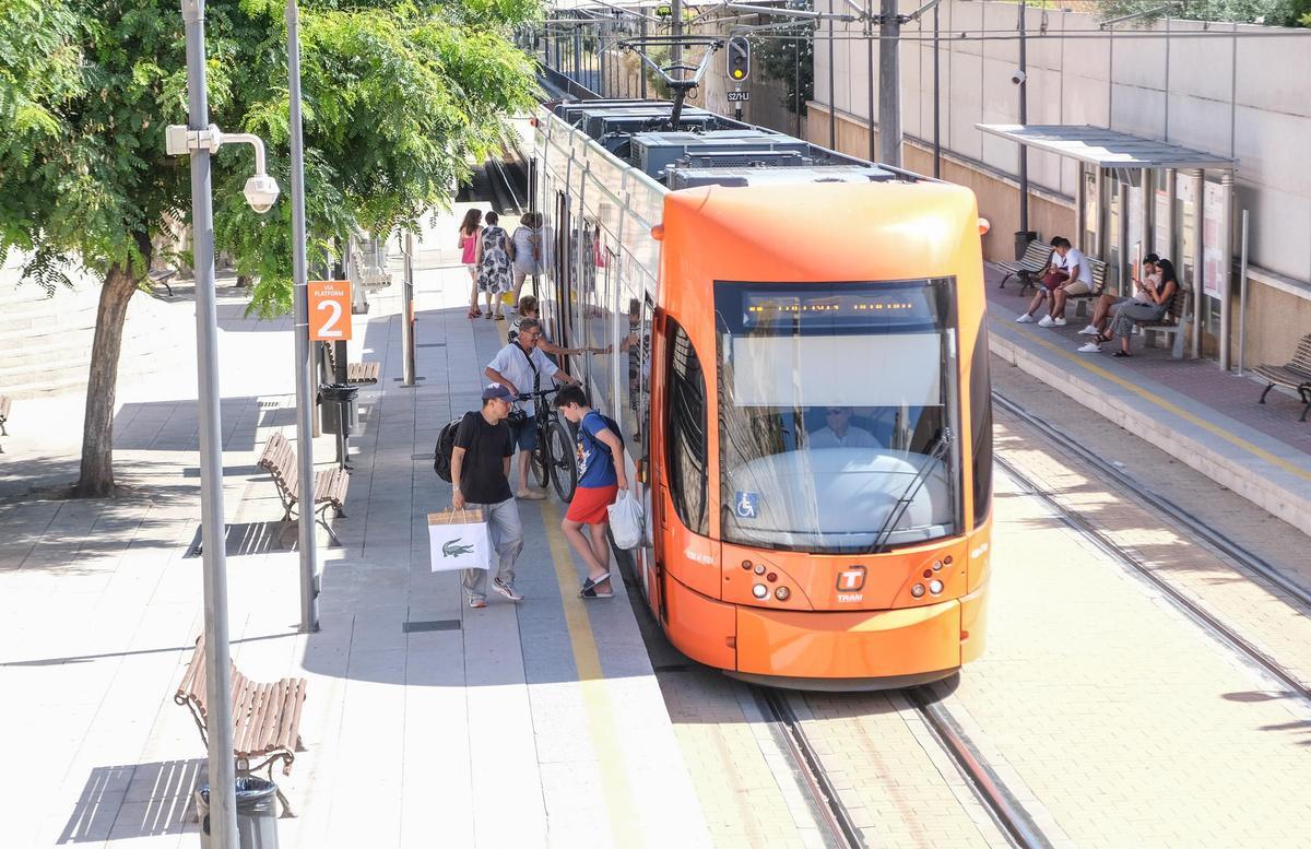 El atropello ha obligado a cortar la línea 2 del TRAM mientras intervenían los servicios de emergencia.