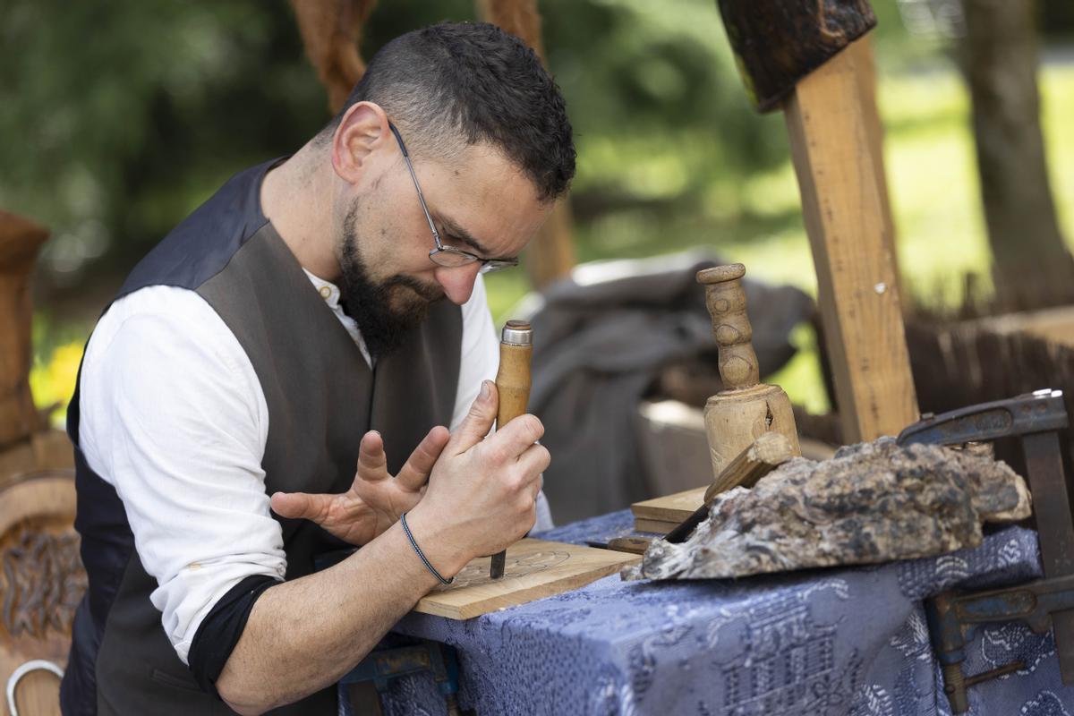 Un artesano de la madera de los talleres tradicionales en vivo.