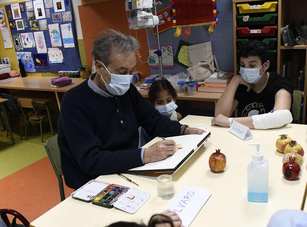Pedro Cano lleva la pintura a Oncología Infantil de la Arrixaca