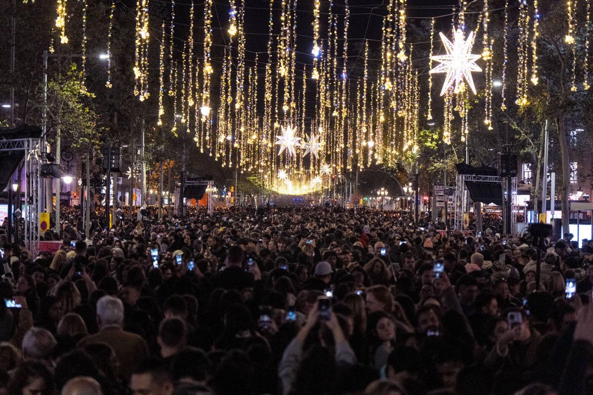 Barcelona encendrà els llums de Nadal cinc dies abans que l’any passat amb un espectacle “molt entranyable” Barcelona encendrà els llums de Nadal cinc dies abans que l’any passat amb un espectacle “molt entranyable”