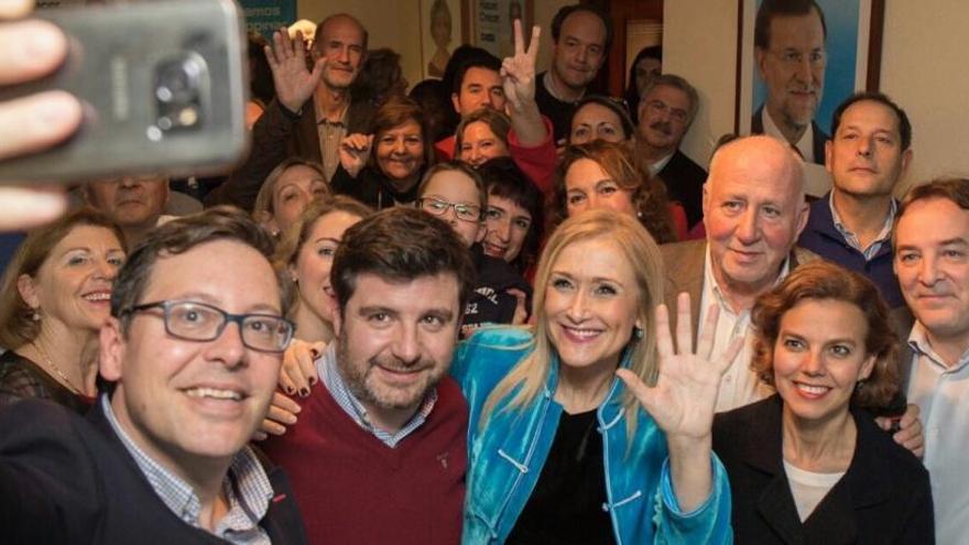 Cristina Cifuentes se toma un &#039;selfi&#039; con compañeros de partido.