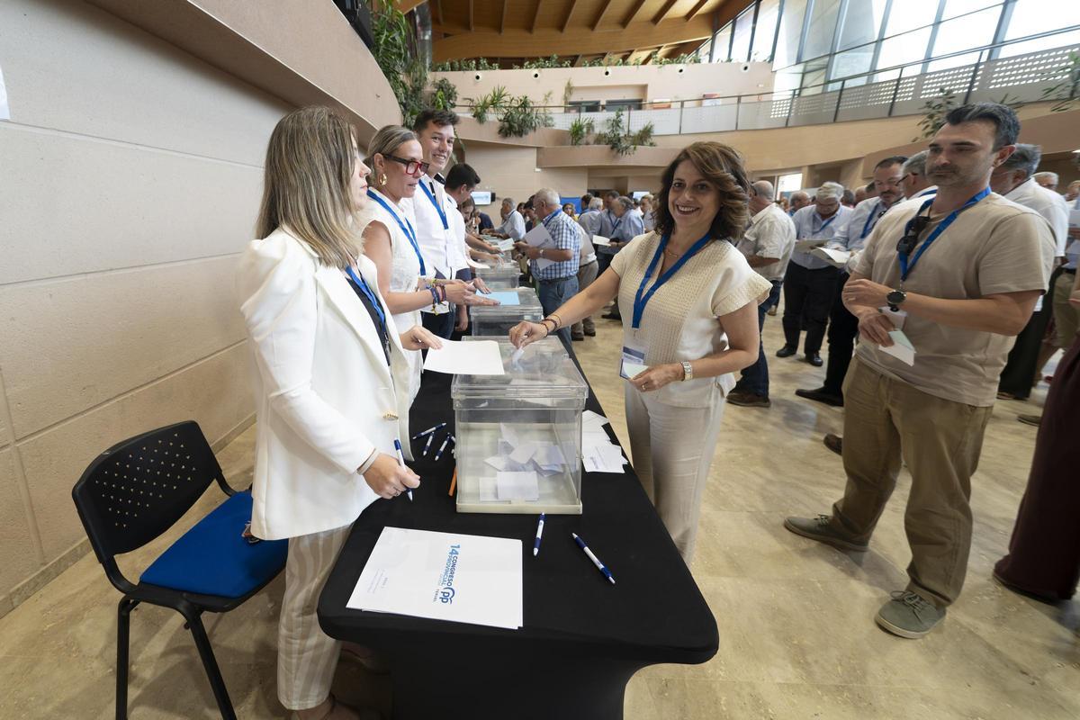 Momento de la votación de Buj, este domingo en Teruel.