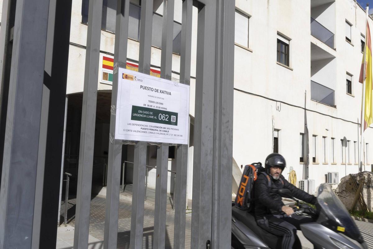 Cartel informativo sobre el nuevo horario instalado en la fachada del cuartel de la Guardia Civil en Xàtiva.