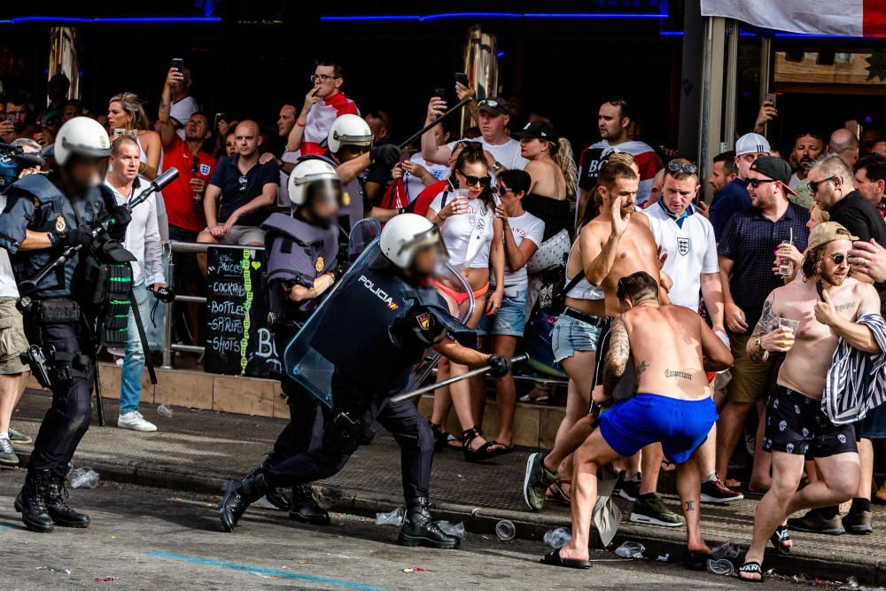 El pase de Inglaterra a semifinales del Mundial de Rusia provoca la euforia de los hinchas ingleses que han tenido que ser desalojados de los locales.