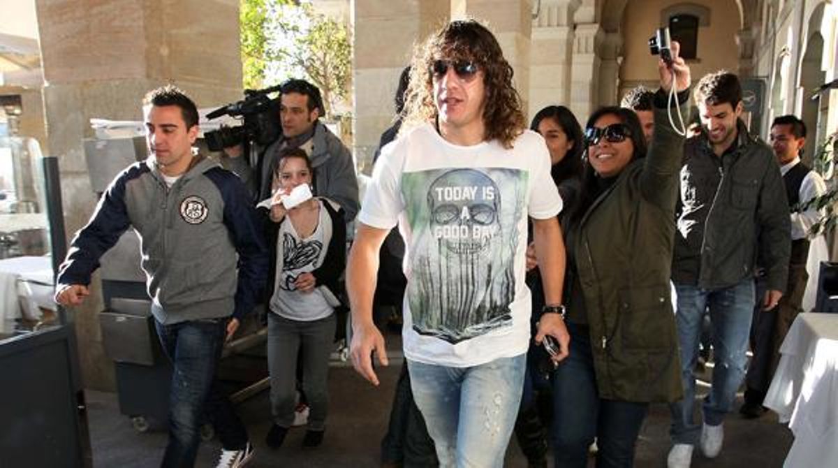 Xavi, Puyol i Cesc, a la sortida del restaurant.
