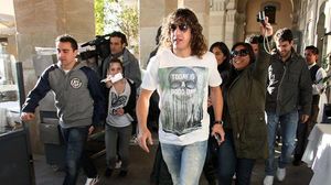 Xavi, Puyol i Cesc, a la sortida del restaurant.
