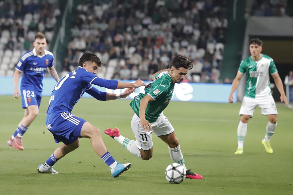 Aguirregabiria empuja a Kevin Medina en un momento del partido.
