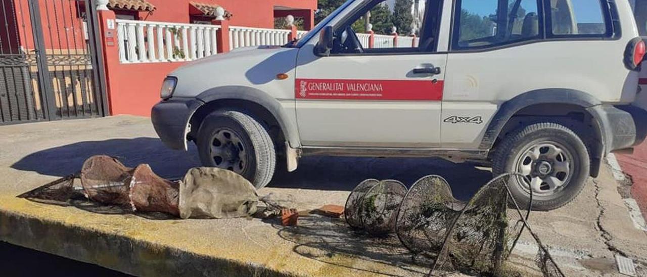 Sistema de pesca conocido como 'mornell' retirado por los agentes medioambientales en Nules.