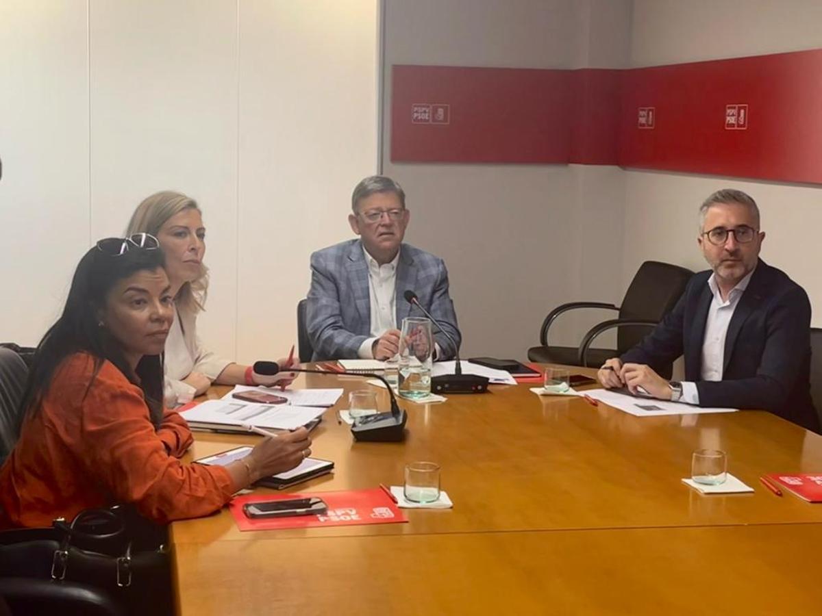 Puig junto a Rocío Briones, Arcadi España y Yaissel Sánchez en la reunión sobre el empleo juvenil.
